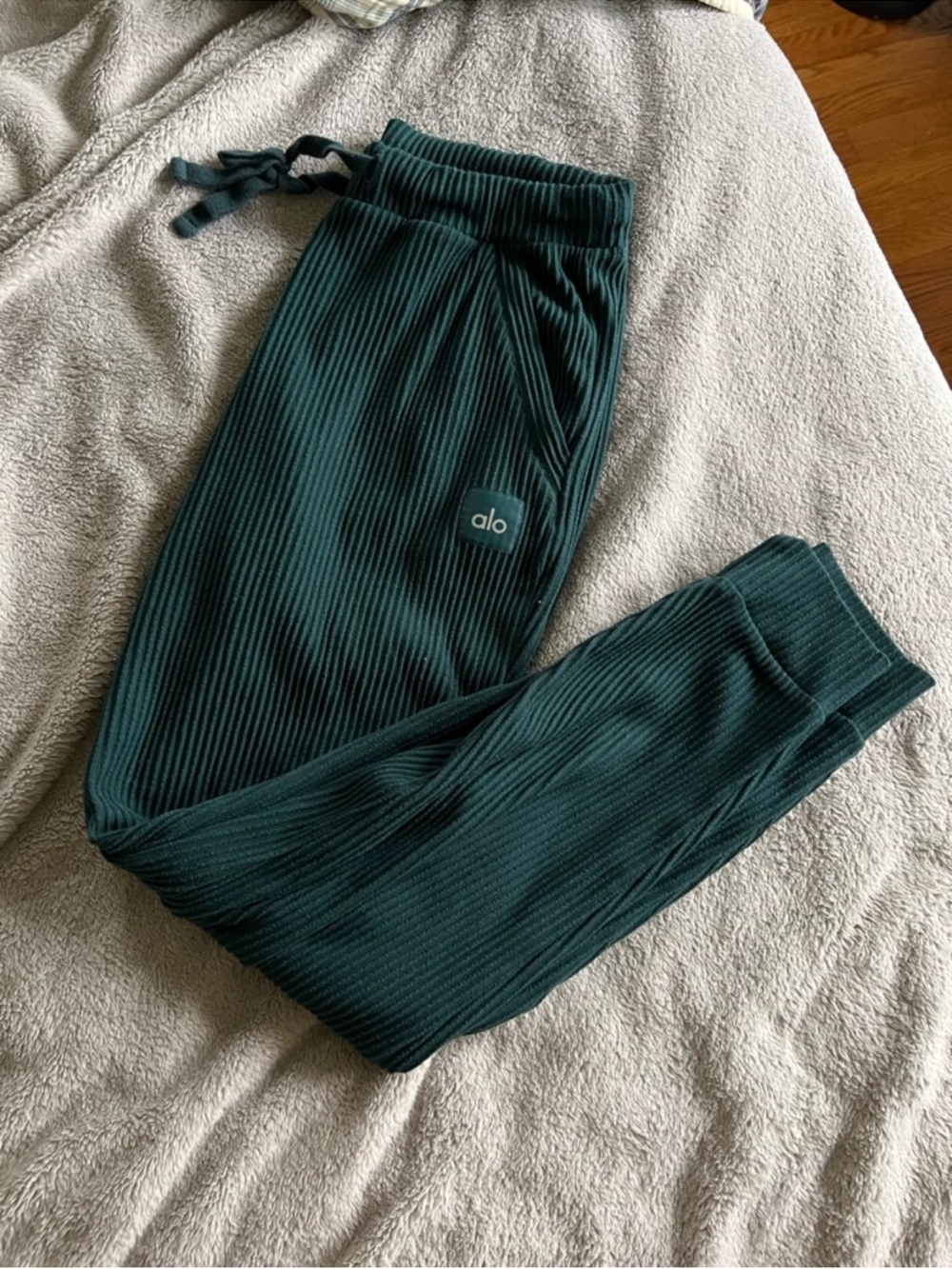 Alo Yoga Women’s Emerald Green Muse Sweatpants Small - Picture 2 of 6